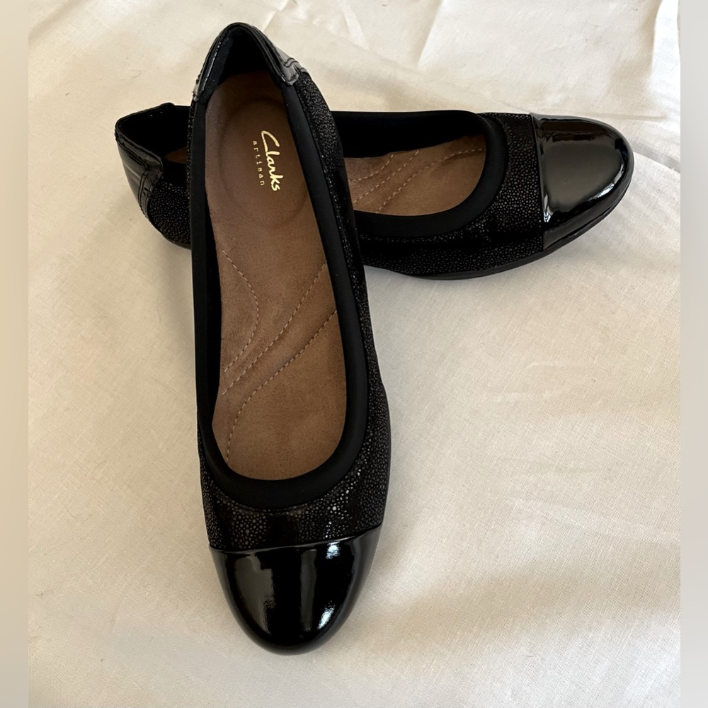 NIB Clarks Black Nubuck Neenah Garden Patent Cap Toe Flat size 6.5 M